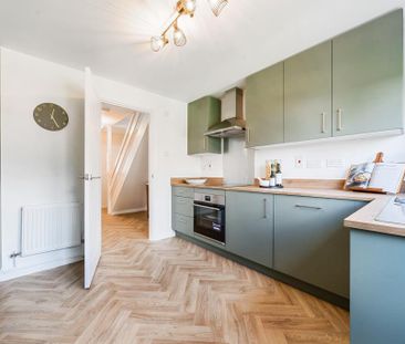 4 bedroom end of terrace house to rent - Photo 6