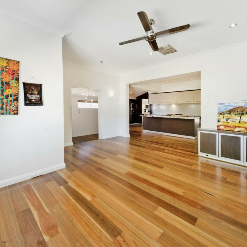 3 MONTH LEASE ONLY - LARGE HOME, FULL BLOCK!! - Photo 1