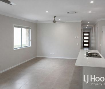 Two Living Zones - Ducted Air Conditioning - Walking Distance to Sc... - Photo 2