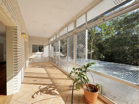 Spacious Family Home in Leafy Cul-De-Sac, with Pool! - Photo 2