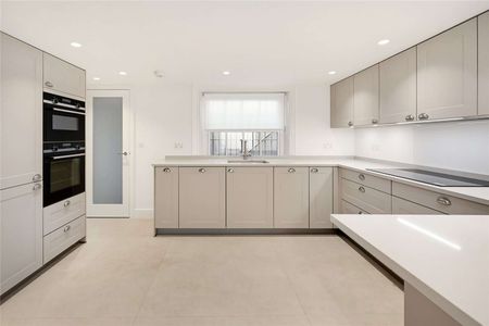 A beautifully presented and newly refurbished, three-bedroom house in the heart of Chelsea - Photo 4