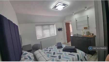 1 bedroom in a house share to rent - Photo 4