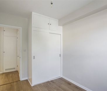 Palmerston Court, Lovelace Gardens, Surbiton, Surrey, KT6 flat to rent - Photo 3