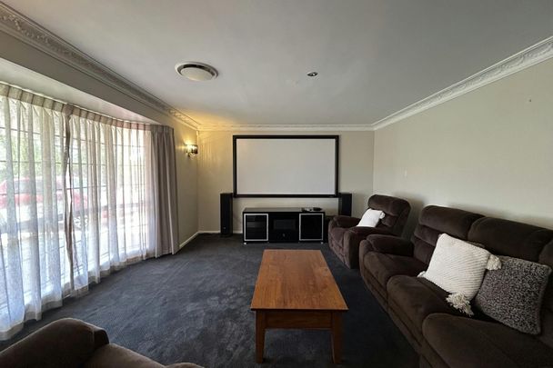 LARGE FAMILY HOME WITH A POOL! - Photo 1