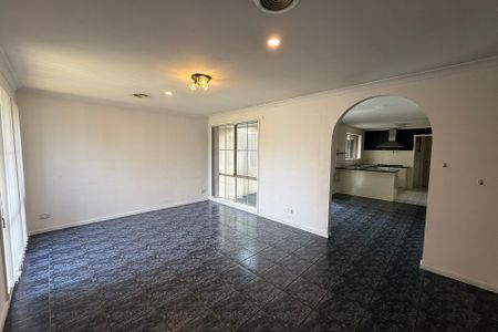 21 Ormond Road, Hampton Park VIC - Photo 3