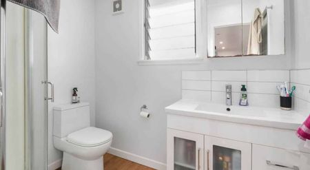 Charming 2BR Home with big backyard - Photo 5