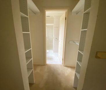 Spacious, Three Bedroom Townhouse in the Heart of Kew - Photo 2