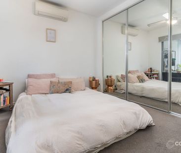 Ultra-Modern 2-Bedroom Unit with Private Courtyard - Photo 3