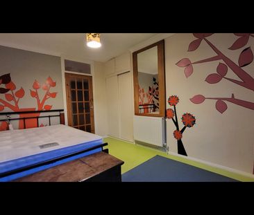 Room in a Shared Flat, Queen's Park Court, EH8 - Photo 5