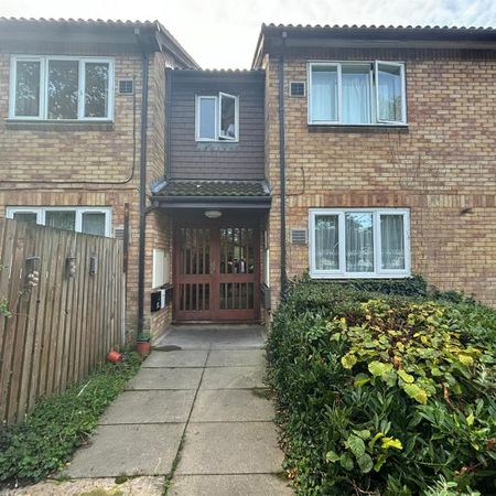 Brendon Close, Harlington, UB3 - Photo 3