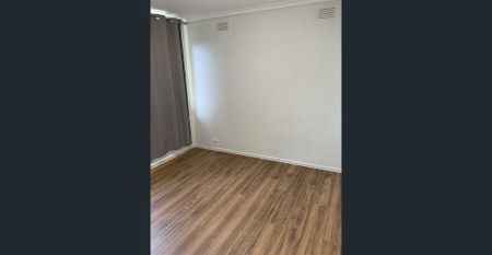 SPACIOUS ONE BEDROOM APARTMENT IN EXCELLENT CONDITION - Photo 3