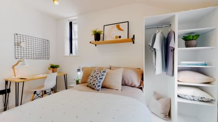 8 Bedroom House - Photo 2
