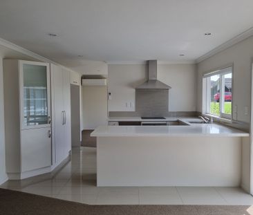 Modern Family Home, Beachlands - Photo 2
