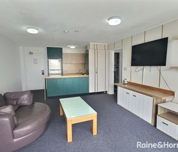 Beautifully Renovated Apartment in the Heart of Gladstone - Photo 5