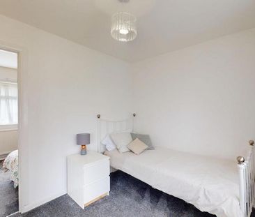 3 bedroom ground floor flat to rent - Photo 1