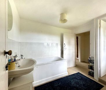 4 bedroom semi-detached house to rent - Photo 6