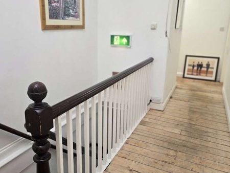 Enormous rooms for rent in beautiful Victorian house Room 15 - Photo 4