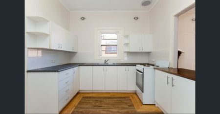 Charming Waratah Cottage in Prime Location - Photo 2