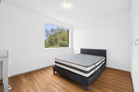 Stylish Freshwater Apartment – 6 Month Lease & Utilities - Photo 2