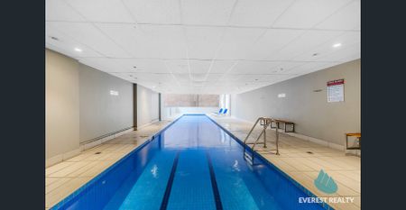 Just renovated stylish 2-bedroom, 2-bathroom apartment & parking near World Square - Photo 3