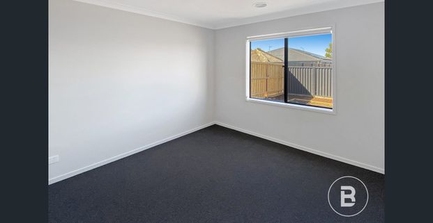 MODERN FAMILY HOME IN DESIRABLE LOCATION - Photo 1