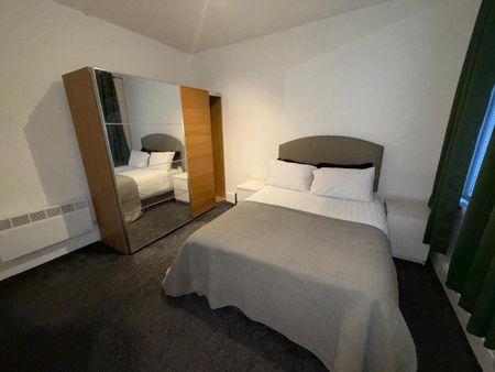 1 bedroom in a flat share to rent - Photo 2