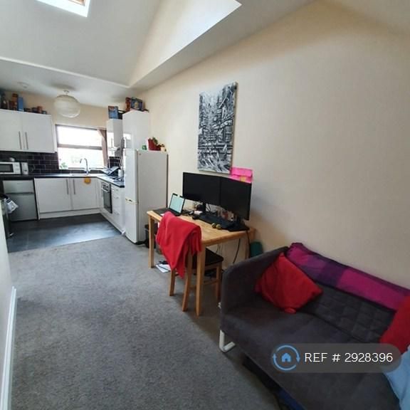1 bedroom in a flat share to rent - Photo 1