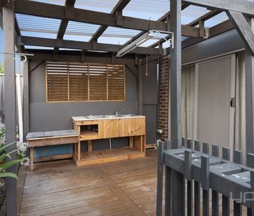 Good Location! - Photo 3