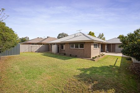 Spacious 4 Bedroom - Photo 3