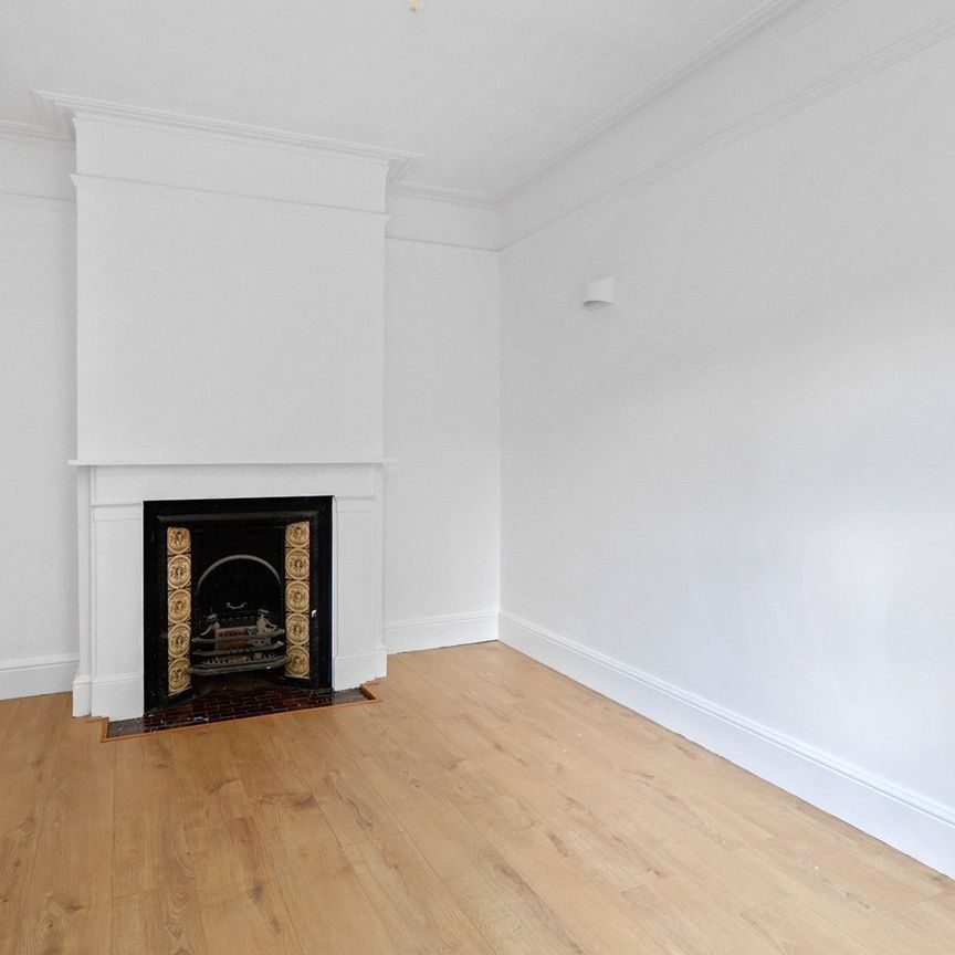 Monument Green, Weybridge, Surrey, KT13 - Photo 1