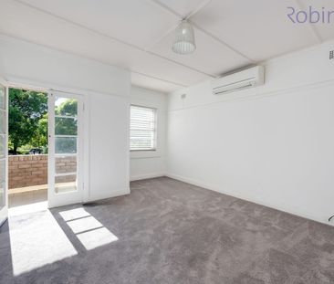 Spacious, air-conditioned unit opposite park. - Photo 1