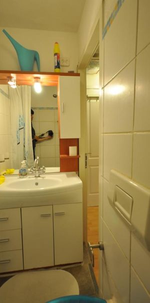 The room is furnished with bed, wardrobe, desk and mirror - Foto 1