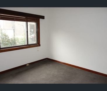 Well-Presented and Cosy Flemington Home - Photo 3