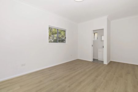 Four-bedroom house - Photo 2