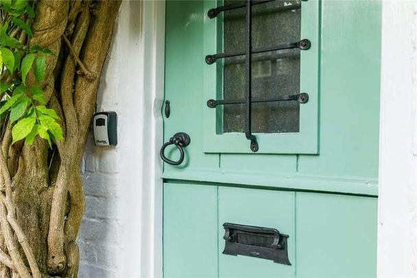 Queens Cottages, Backsideans, Wargrave, Berkshire, RG10 - Photo 1