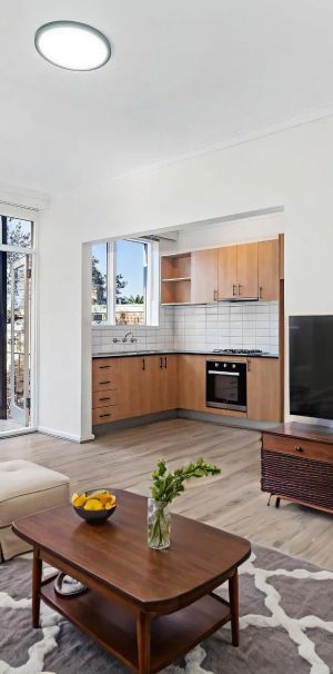 Leafy Top-Floor Retreat in the Heart of St Kilda East - Photo 1