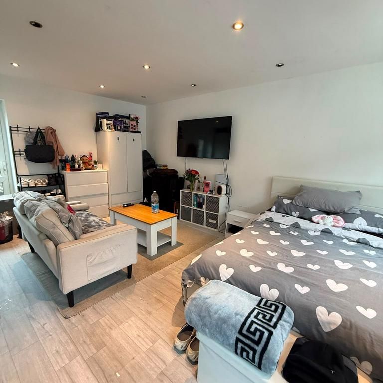 Studio to rent - Photo 2