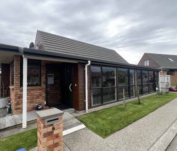 Charming Two Bedroom Residence - Photo 2