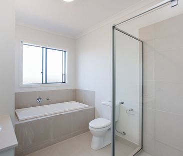 FOUR BEDROOM HOME IN POPULAR LOCATION - Photo 4