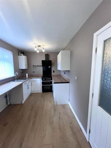 3 bedroom semi-detached house to rent - Photo 5