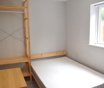 4 bedroom semi-detached house to rent - Photo 3