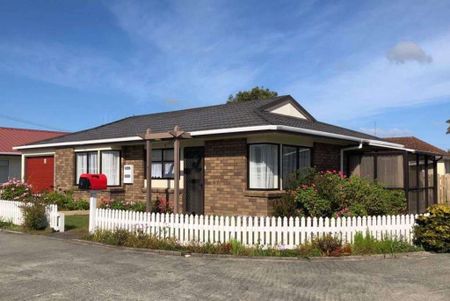 Two bedroom unit in a retirement village - Photo 2