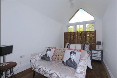 9 bed Detached - To Let - Photo 3