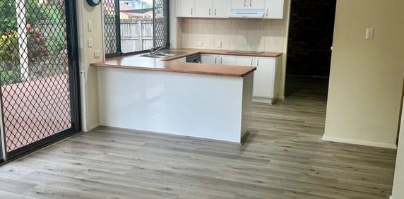 Full renovated Large 5 Br House with 5 split air conditions + Study at Sunnybank Hills - Photo 2