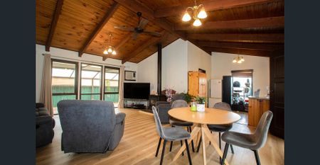 BEAUTIFUL COTTAGE STYLE HOME - Photo 3