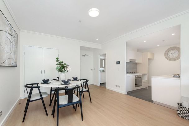Stylish Two-Bedroom Apartment with City Views in the Heart of Parramatta - Photo 1