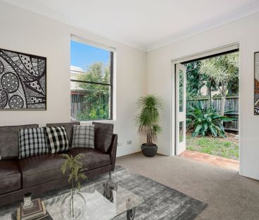 Beautifully Renovated Three Bedroom Townhouse - Photo 2