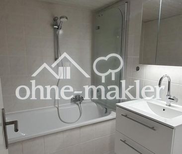 Renovierte 2,5-Zimmer-Dachgeschosswohnung mit Einbauküche, Stellpla... - Photo 3