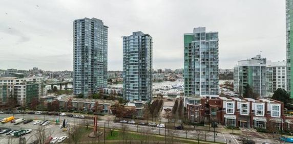 Yaletown 2 beds + Den & 2 baths Apartment - Photo 2