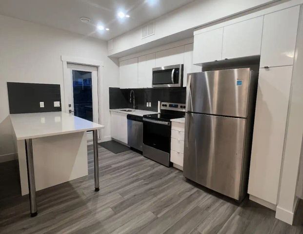 Townhouse with Central AC — 2 Bedrooms Townhouse - Photo 1